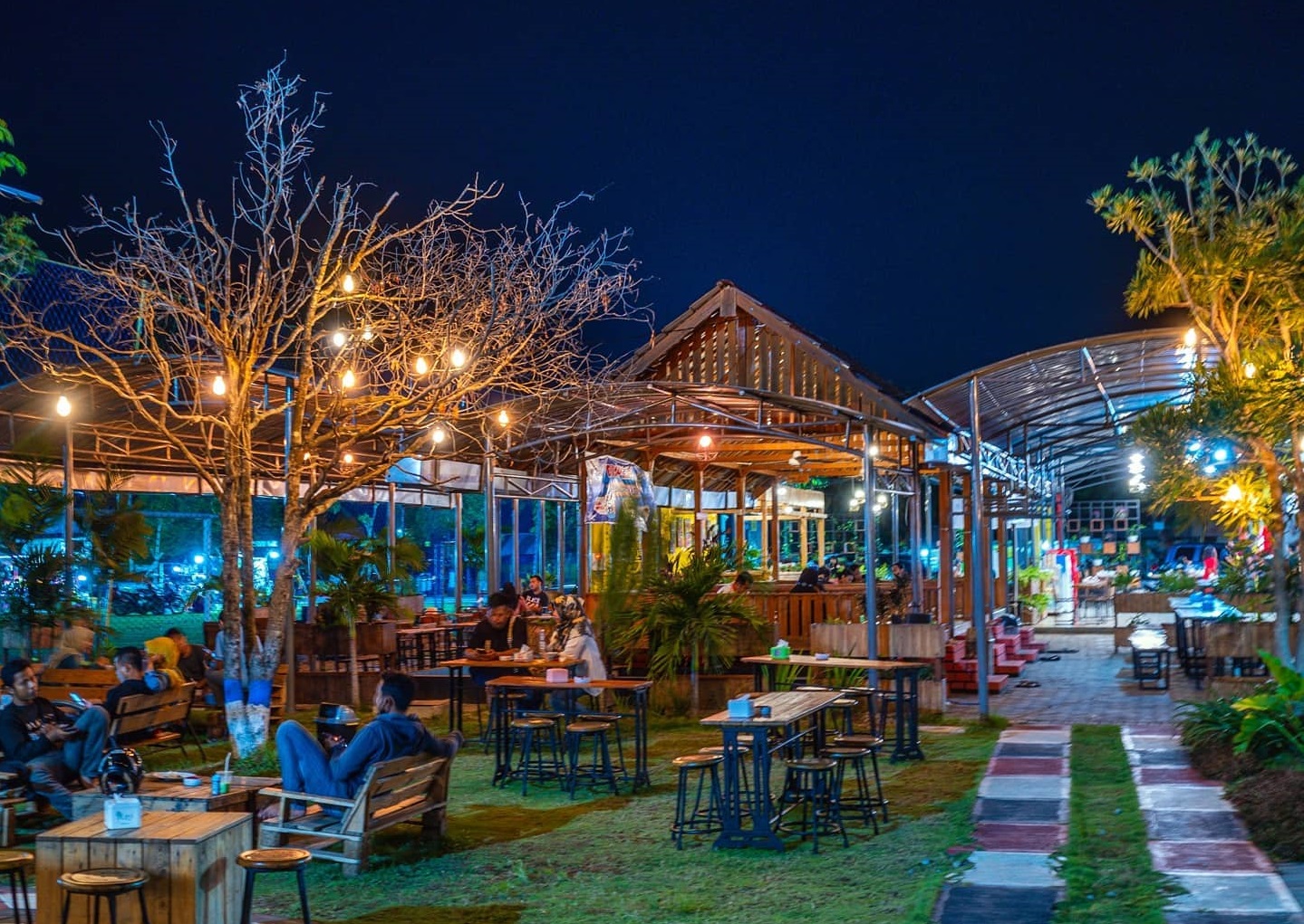 Suasana Malam di Pujasera Jiwan Madiun. Foto; Dok. https://www.facebook.com/ariesskuliner/